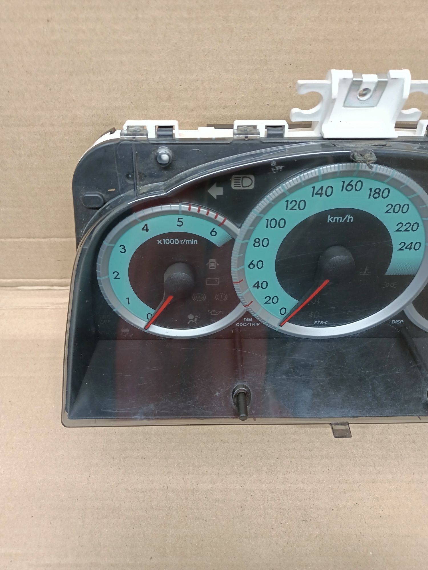 Licznik zegary 2.2 D-CAT 177KM Toyota Corolla Verso II