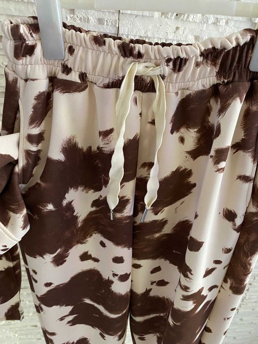 Rezerwacja Azara nowy piękny dres krówka łaty print Viral
