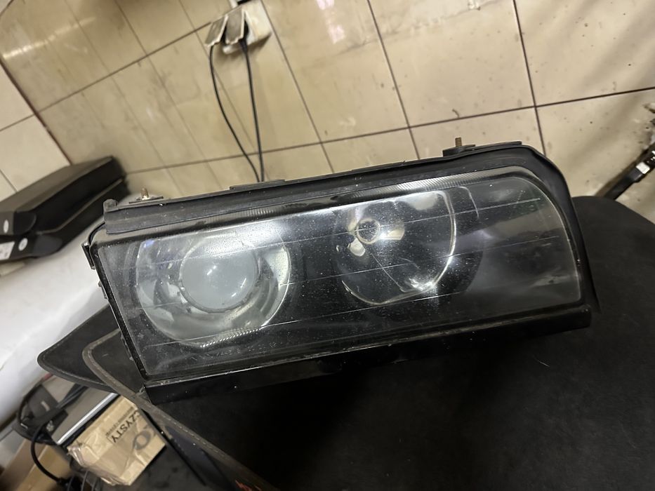 Bmw e38  przedni prawy Xenon kompletny caly
