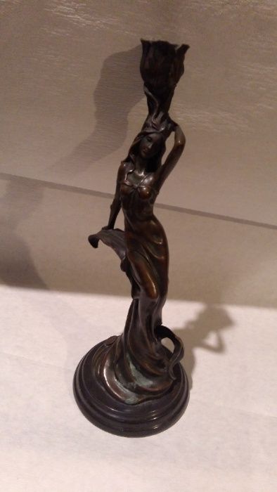 Figurka kobiety , świecznik , brąz , sygnowany , Francja , wys. 30 cm.