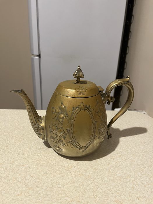 Mosiężny czajnik imbryk grawerowany