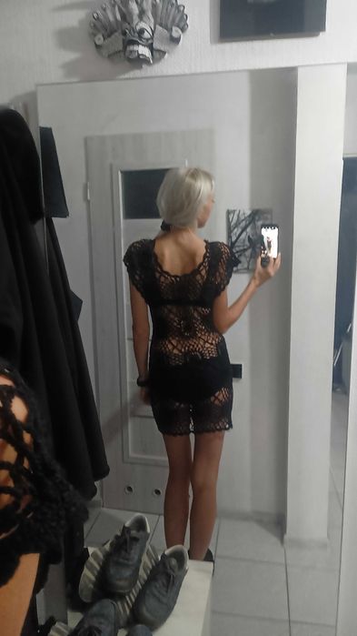 ażurowa sukienka mała czarna