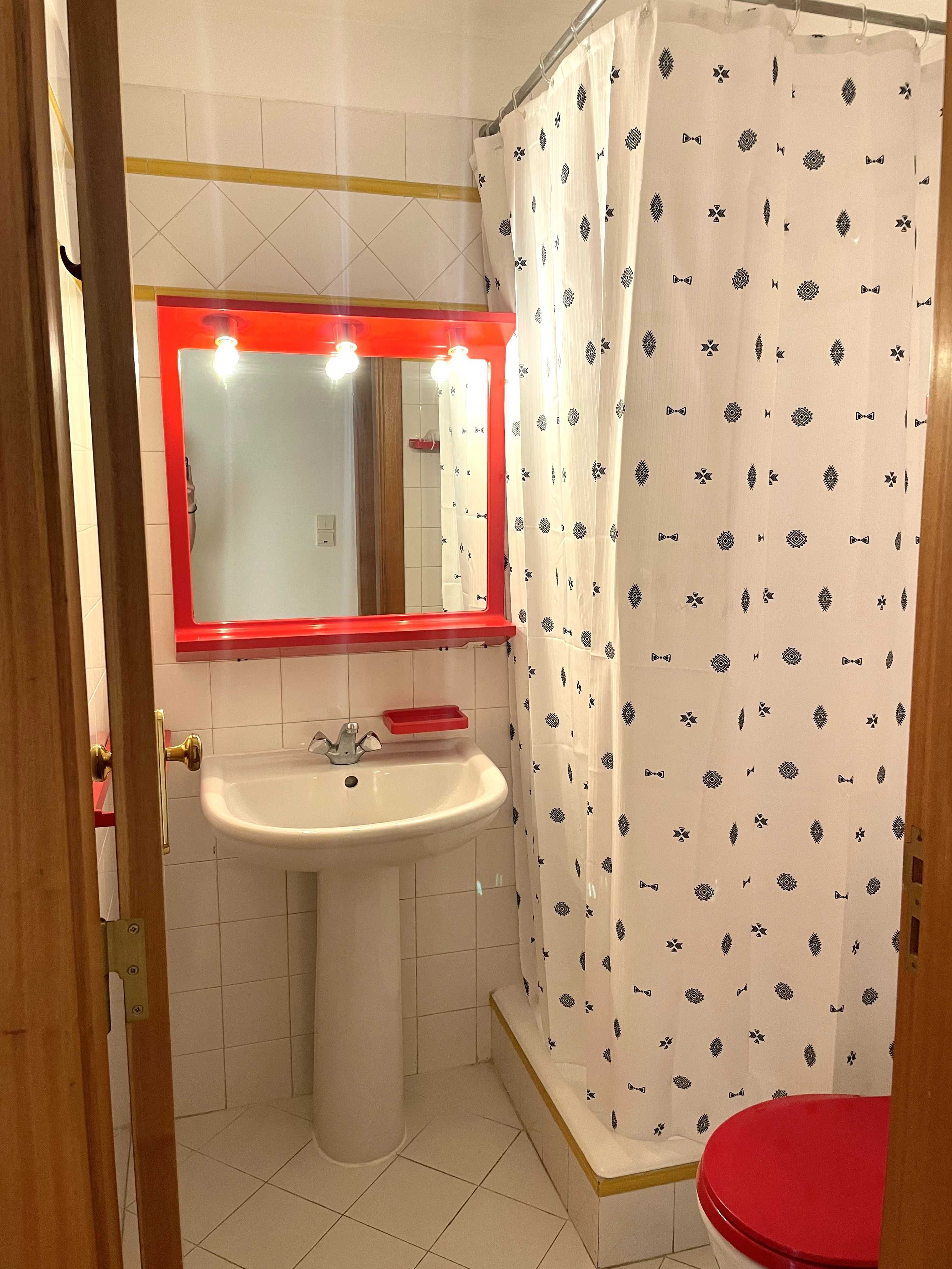 Apartamento T3 Renovado com Varanda e Garagem – Telheiras, Lisboa