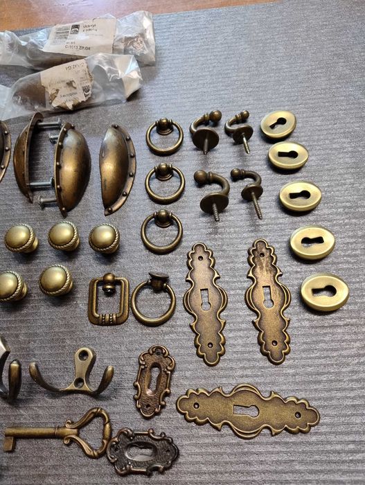 stare okucia meblowe