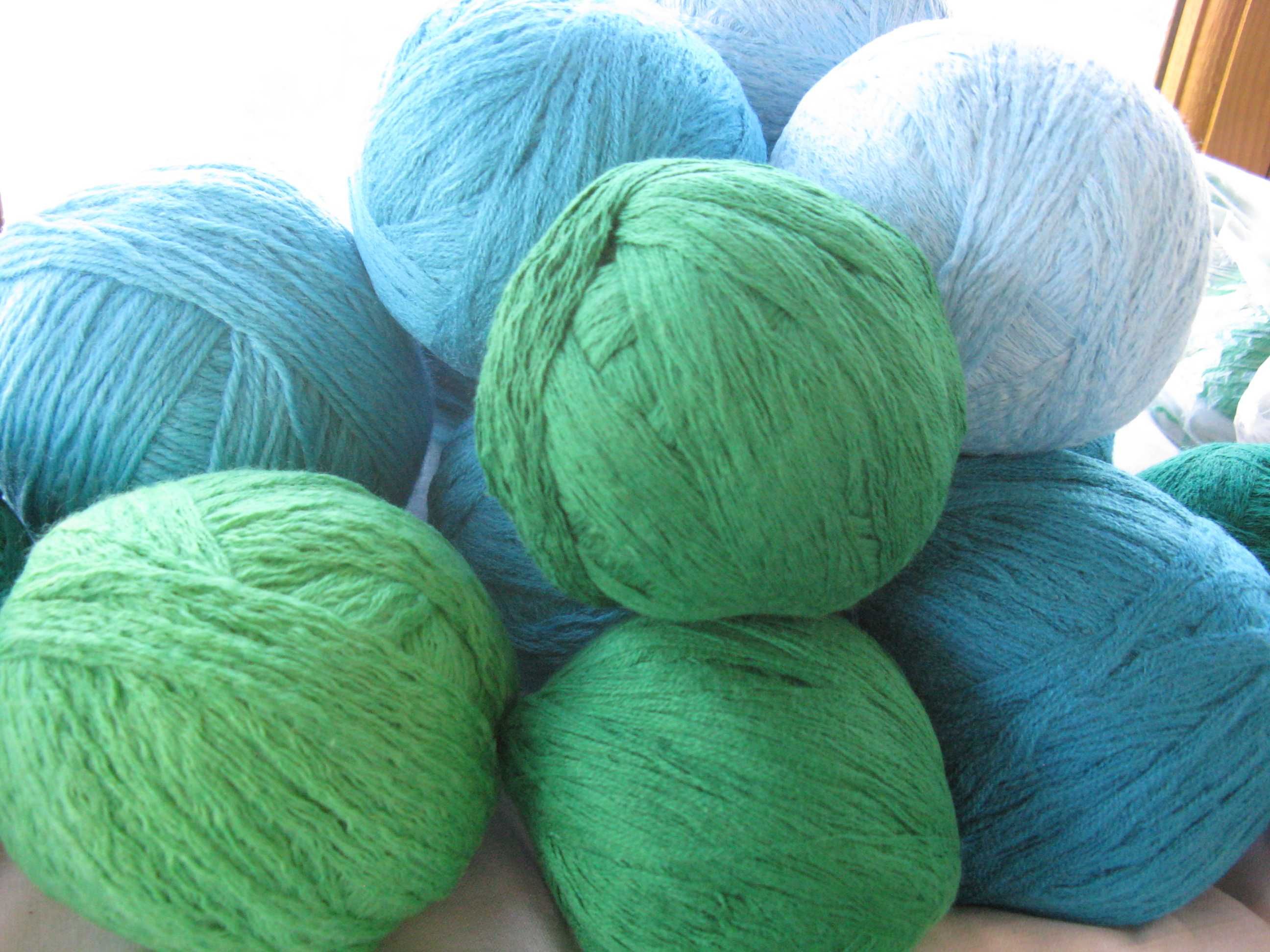 пряжа для вязаня зеленого цвета и оттенков в клубках