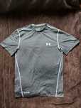 футболка фірми Under Armour Heat Gear оригінал 

Размер: M

Заміри дет