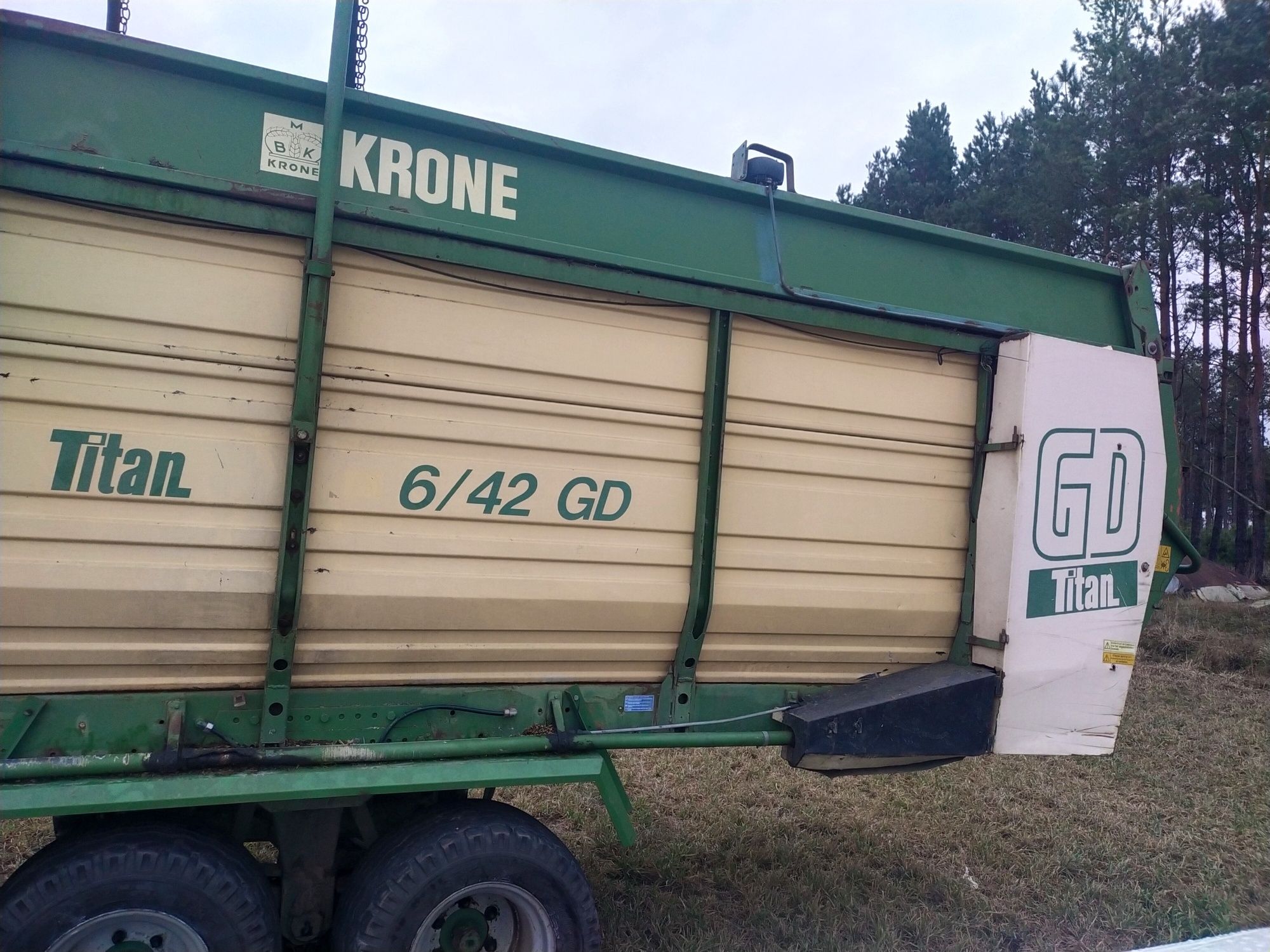 Przyczepa samozbierająca Krone Titan 6 42 GD