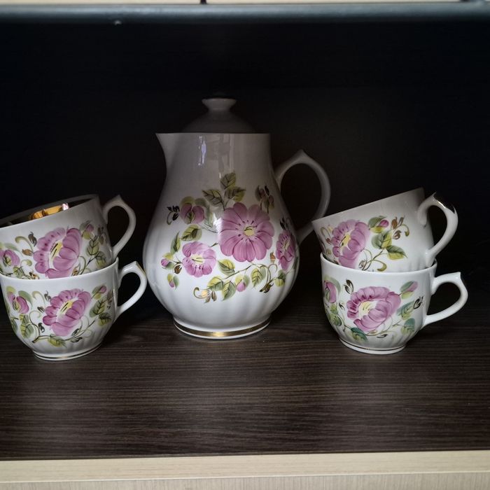 Кувшин із чашками.