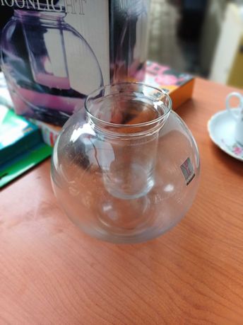 Szklany ozdobny  wazon ze szklanym wkładem.
