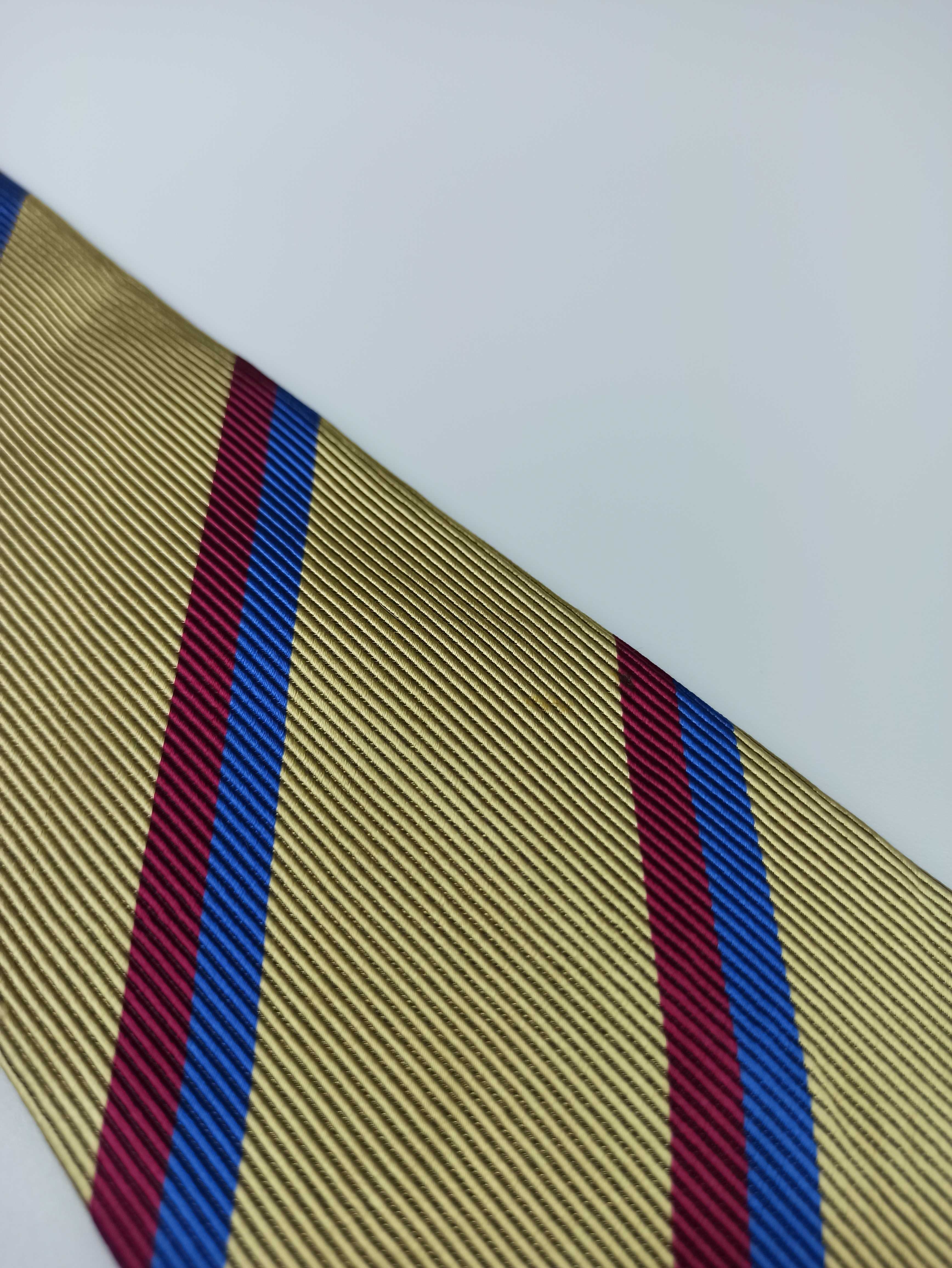 Aquascutum złoty jedwabny krawat w paski ulu35