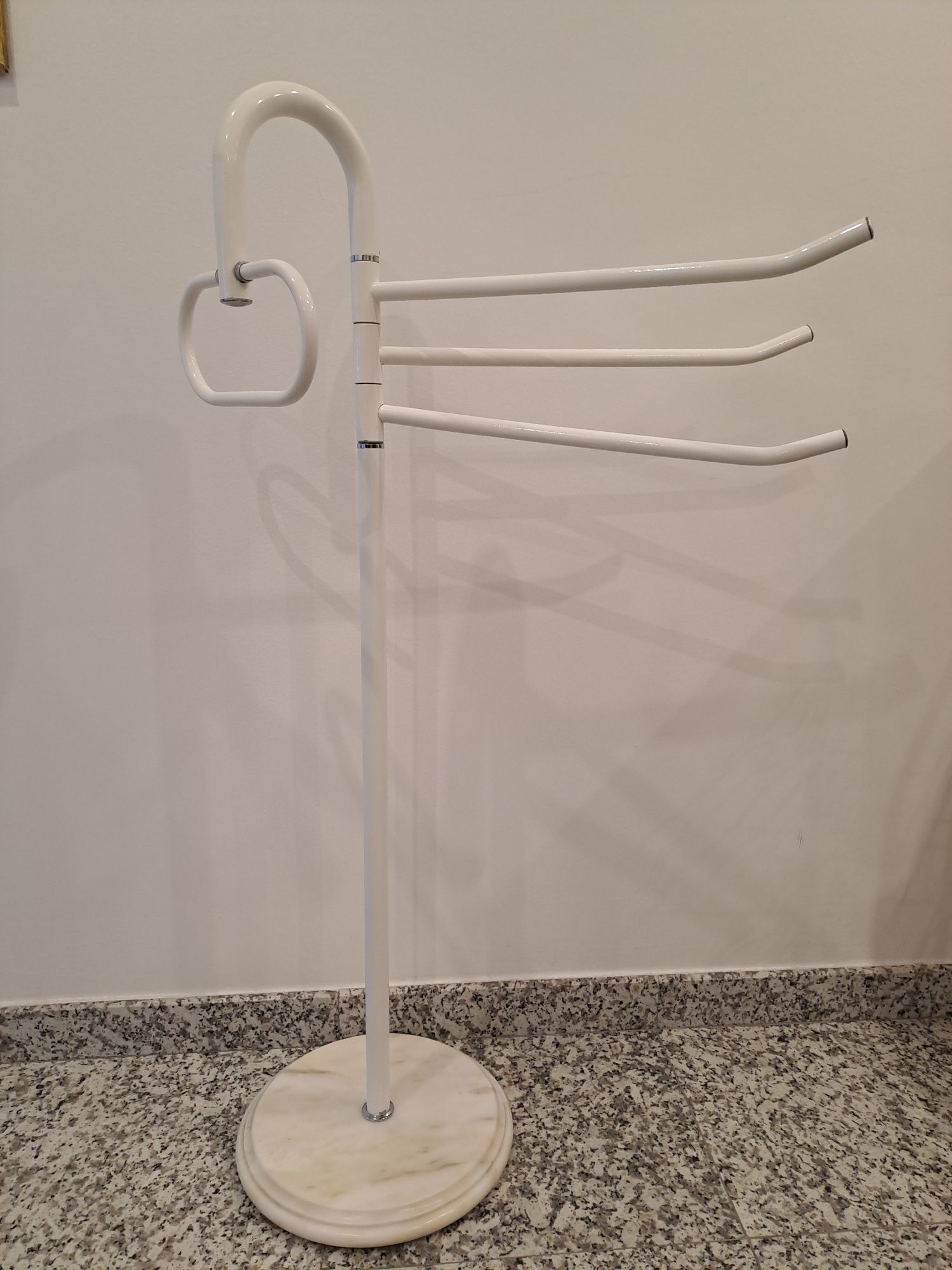 Toalheiro  WC com pé em pedra mármore