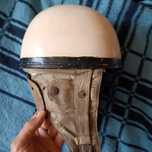 Kask Orzeszek z epoki PRL-u WSK, SHL, KOMAR 
Szara skóra