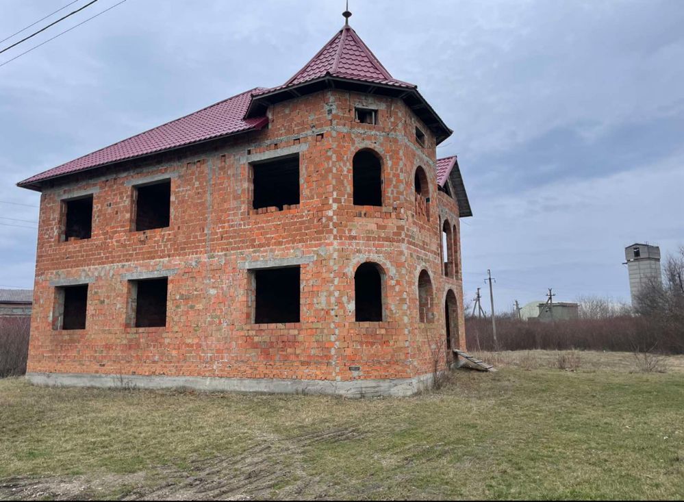 продаж 2-х поверхового будинку із земельною ділянкою