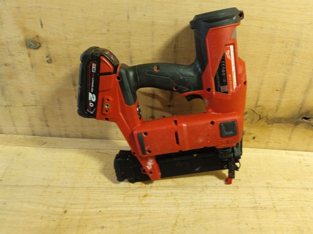 Milwaukee M18FN18GS + 5ah gwoździarka/sztyfciarka