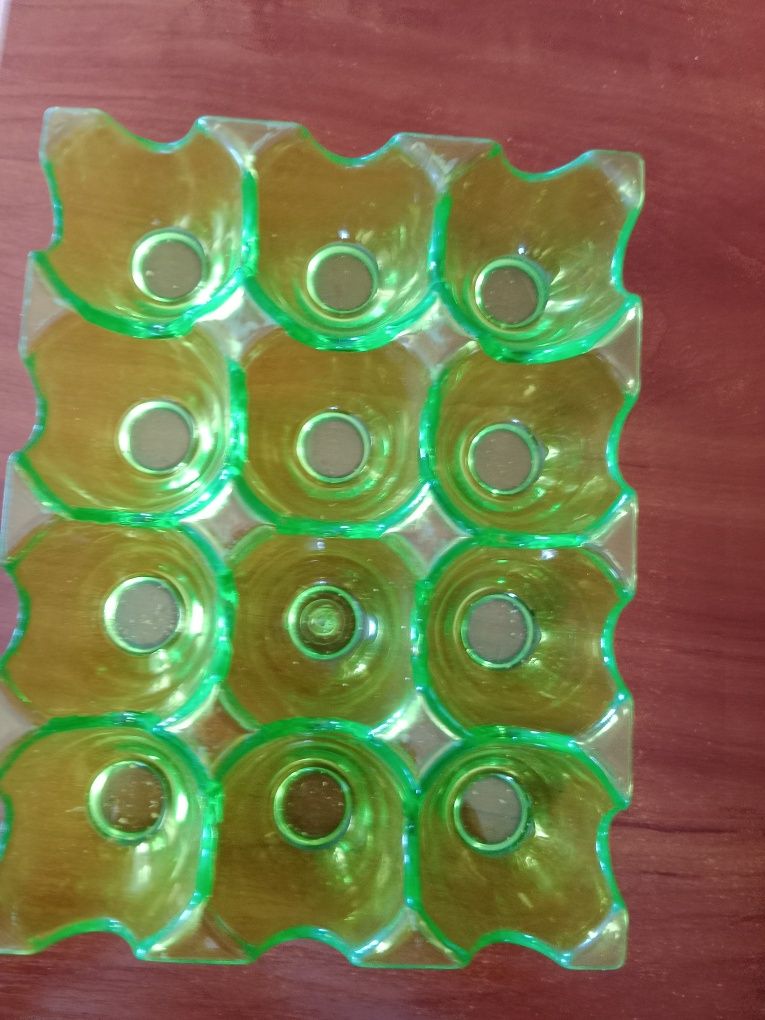 Plastikowy zielony talerz do jaj