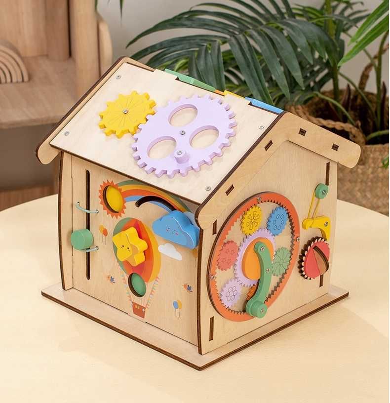 Drewniany domek edukacyjny Montessori sensoryczny
