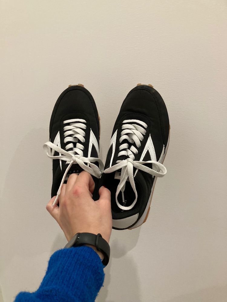 Tenis cor preto e branco muito confortaveis