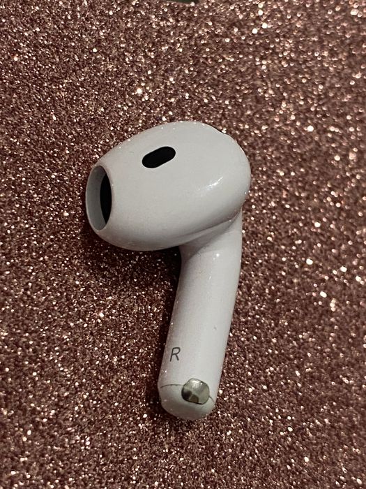 Продам навушники airpods 4 правий стан нормальний