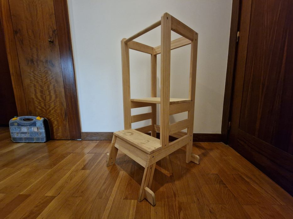 Torre montessori de criança para cozinha