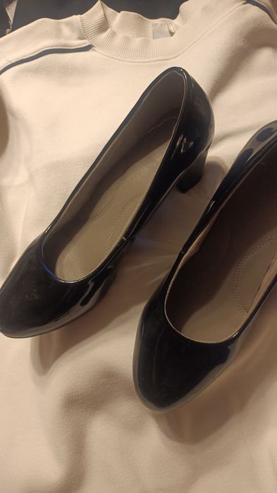 Piękne czarne czółenka r. 38