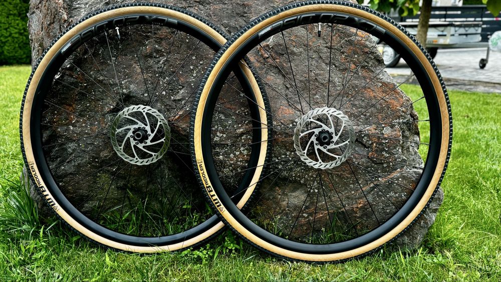Koła gravel 28 CX 20 Disc. Na oponach z dętkami. Stan bdb.
