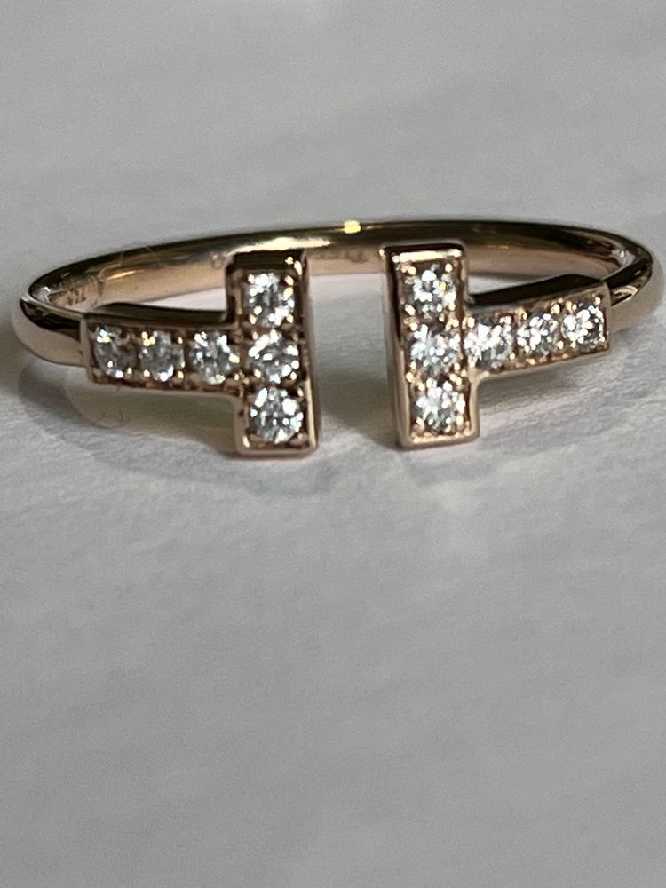 Золотое кольцо с бриллиантами .