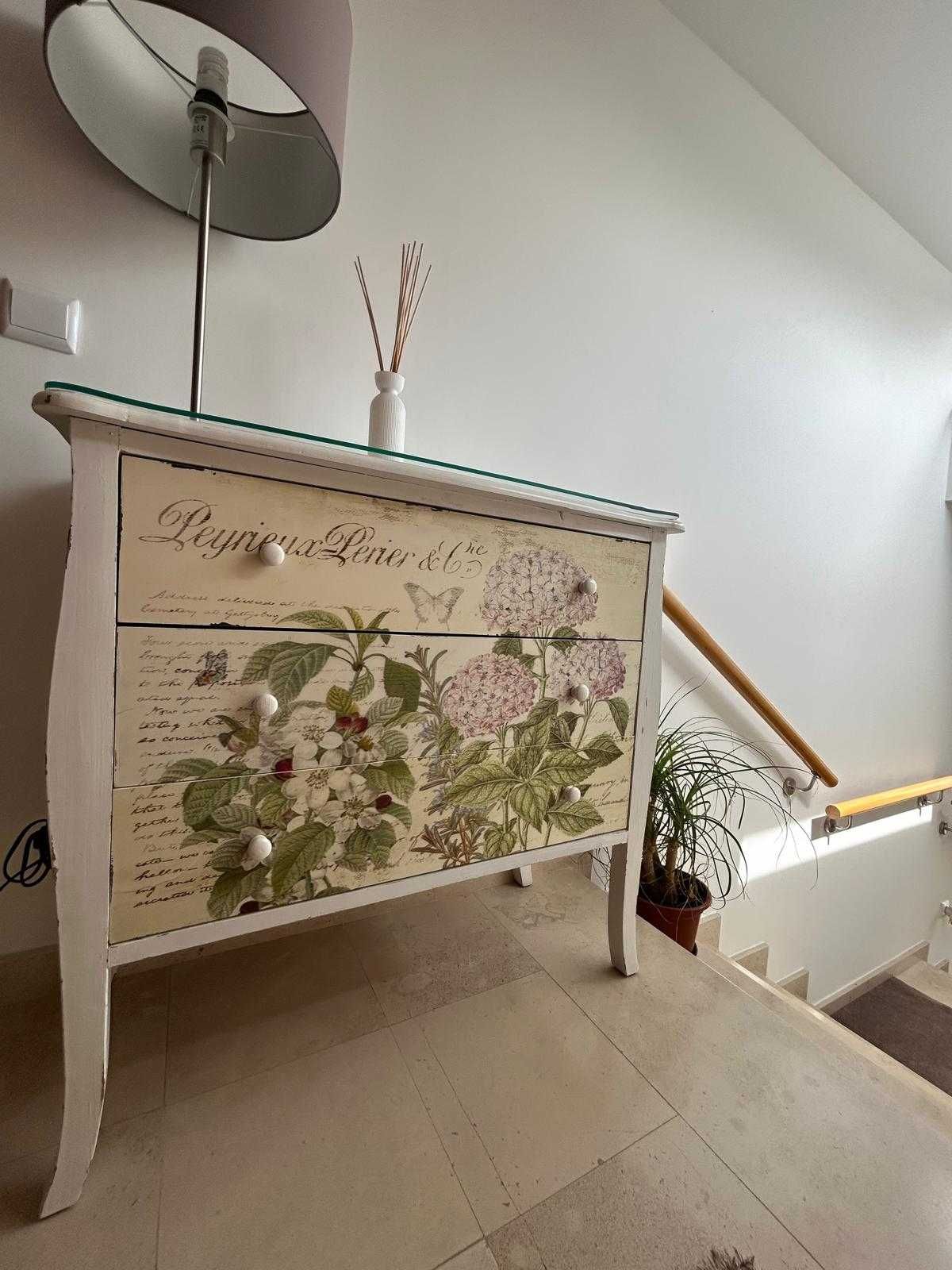 Cómoda com três gavetas, estilo vintage com vidro incluído