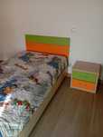 Cama de solteiro completa com mesa de cabeceira