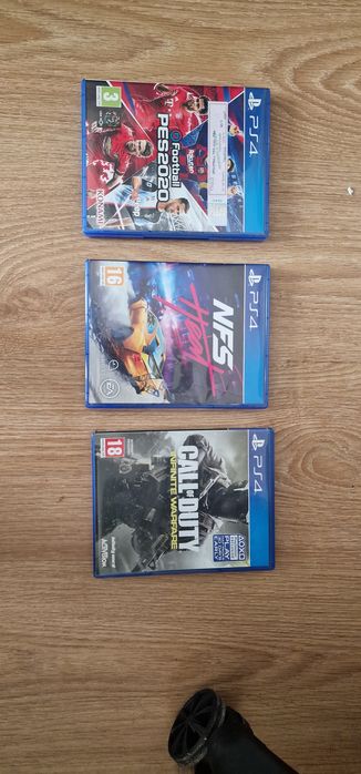 Playstation 4 usada com comando