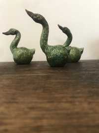 Conjunto de 3 cisnes em barro pintado à mão