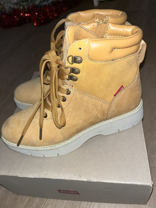 Botas  levis  novas