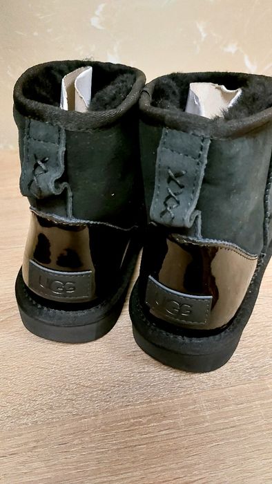 Уггі, ugg 37 розмір,  лакова вставка, 23 смсм