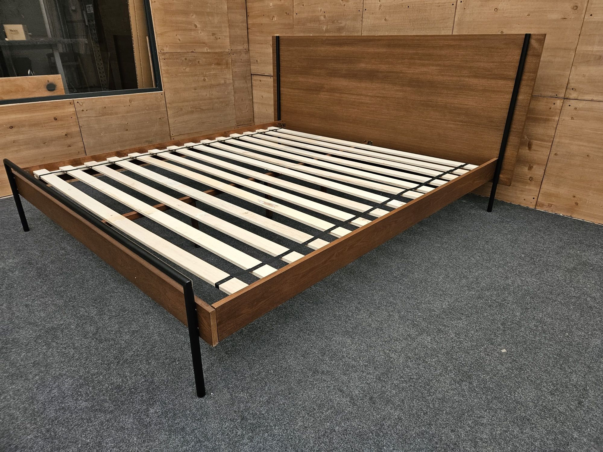 Rama łóżka 180 x 200 metal i kolor ciemnego drewna 140x200