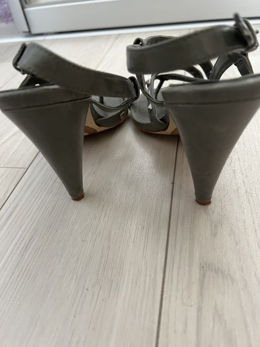 Stradivarius szare szpilki sandały z ćwiekami r. 38