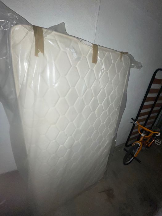 Cama de Solteiro com Colchão – Ótimo Estado