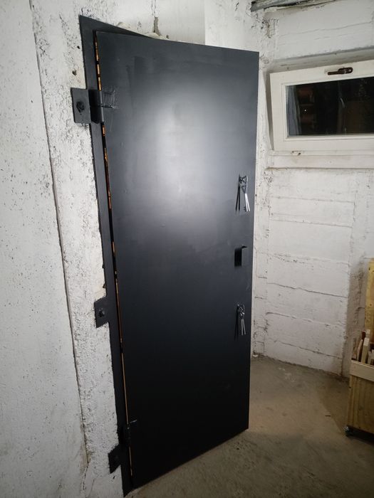 Drzwi stalowe do piwnicy