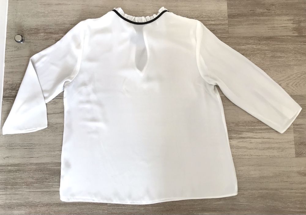 Blusa branca com laço