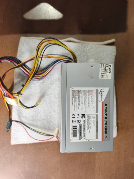 Блоки живлення для комп'ютера.