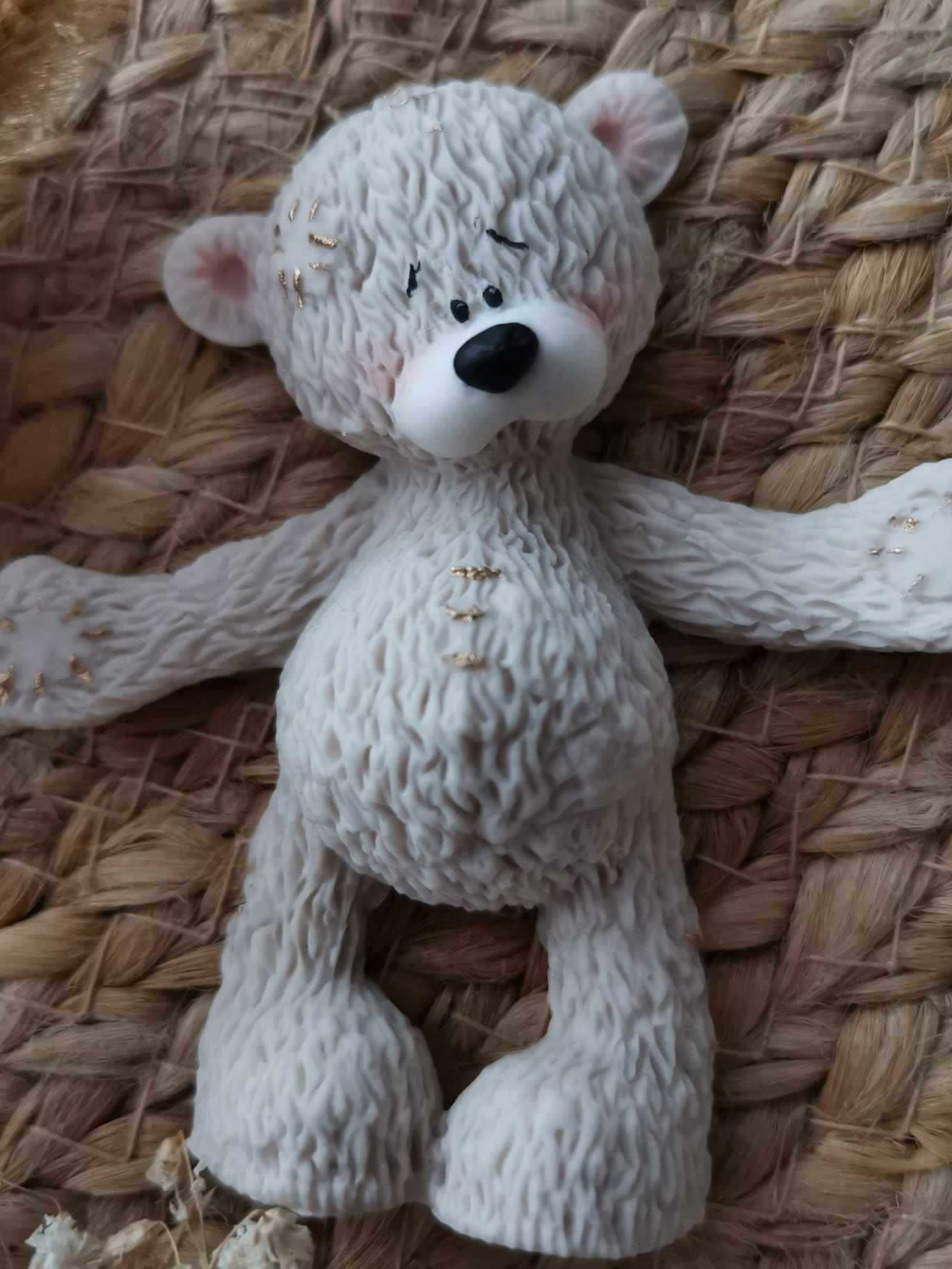 Figurka miś kremowy na bok tortu dekoracja z masy cukrowej