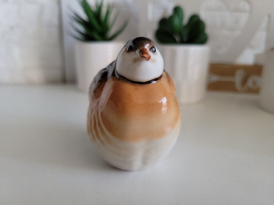Porcelanowa figurka PRZEPIÓRKA