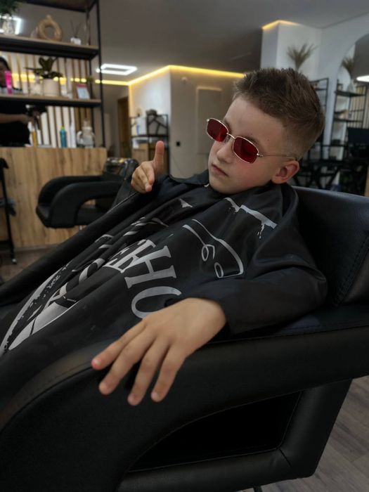 Чоловічий перукар барбер