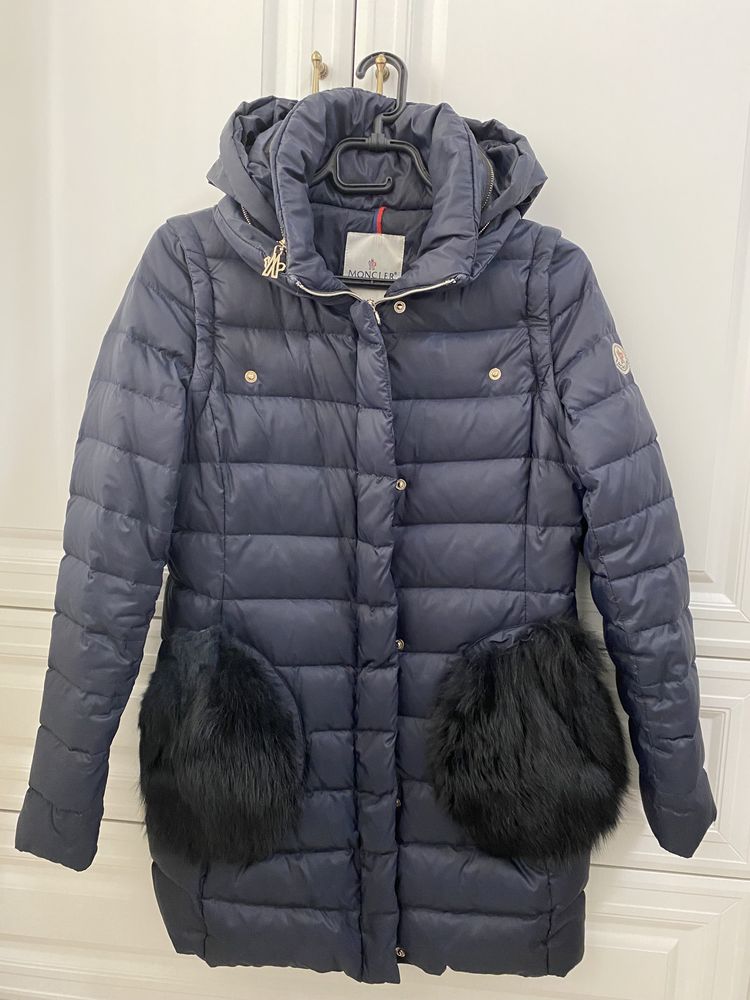 Продам пуховик MONClER