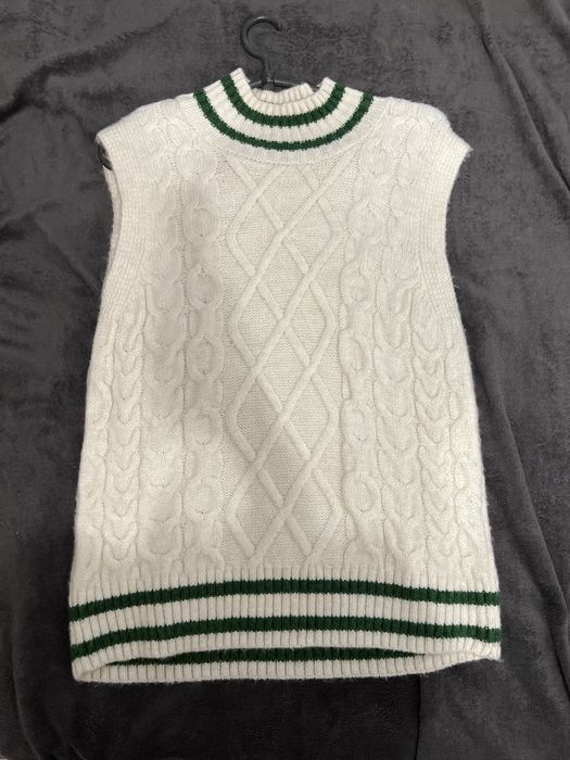 Вʼязаний жилет жіночій