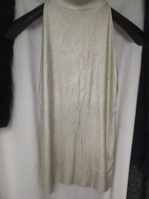 Blusa dourada brilhante