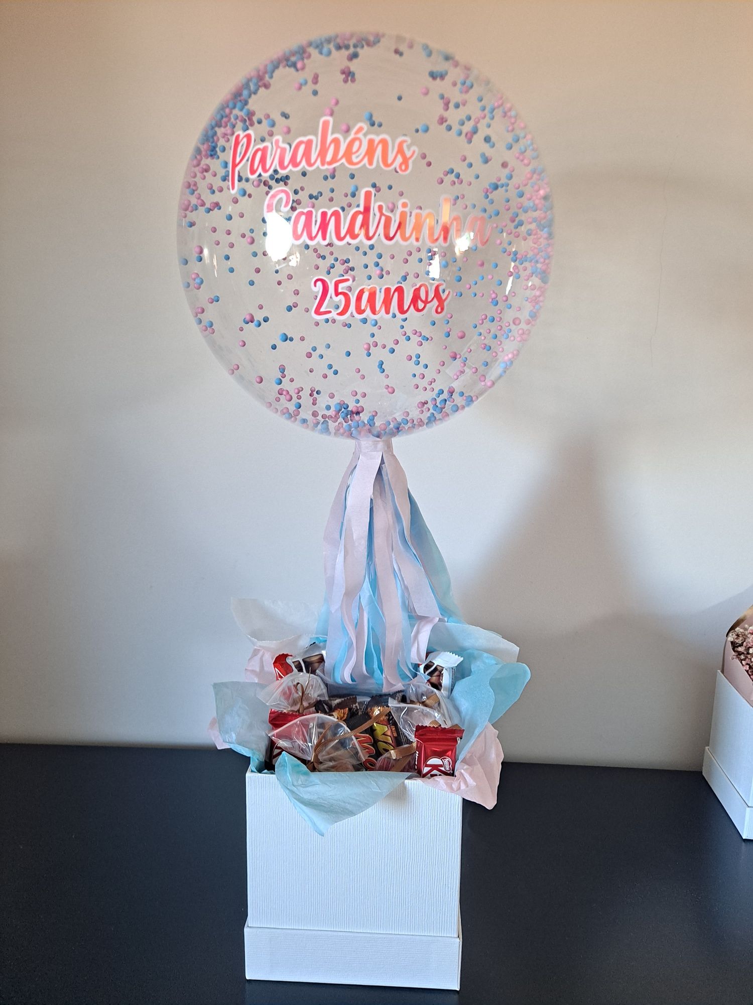 Caixa com doces e balão decorativo