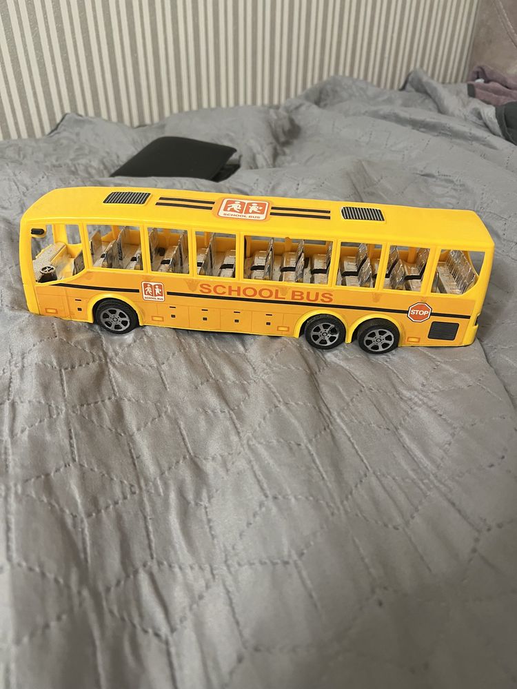Автобус іграшковий.