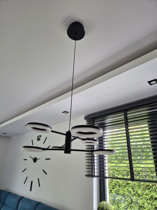 Lampa  ledowa wisząca nad stół w jadalni