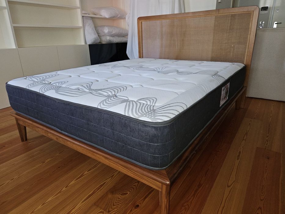 Cabeceira de palhinha nova em folha!