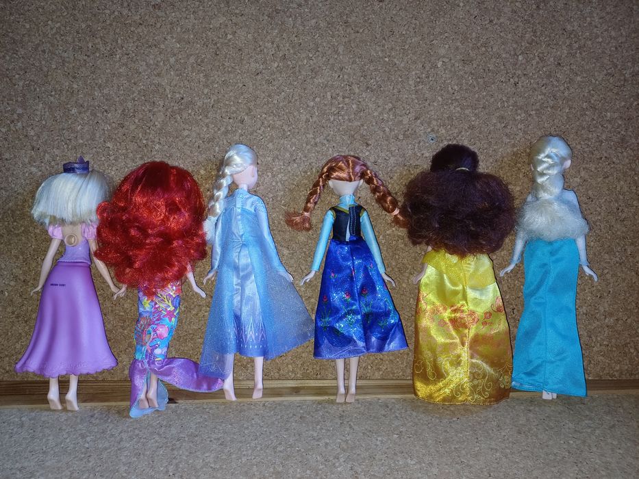 Princesas Disney, bonecas. Cada 6€
Ariel, Elsa, Anna Frozen, Cinderela