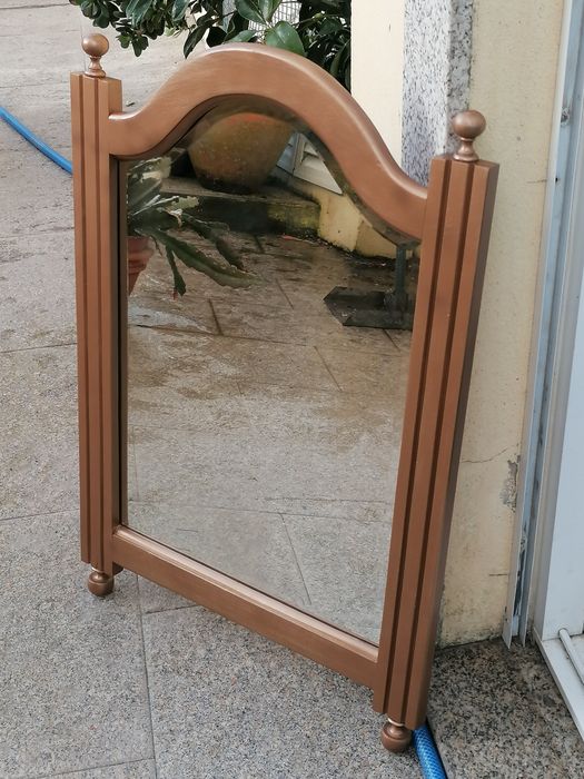 Vendo ESPELHO com moldura em madeira maciça como novo.